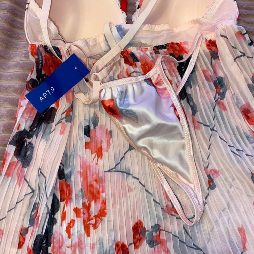 Lingerie - Picture 2 of 3